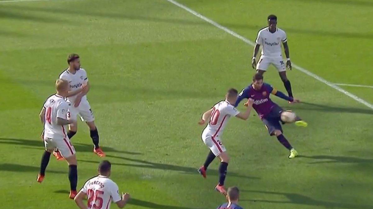 Golazo de volea sin parar de Messi en el Sevilla - Barça de LaLiga