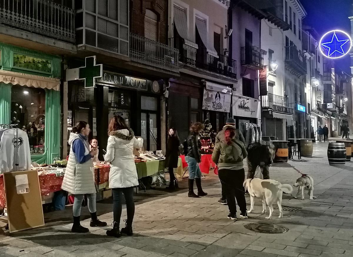 Mercadillo solidario instalado por la asociación en la Plaza Mayor de Toro