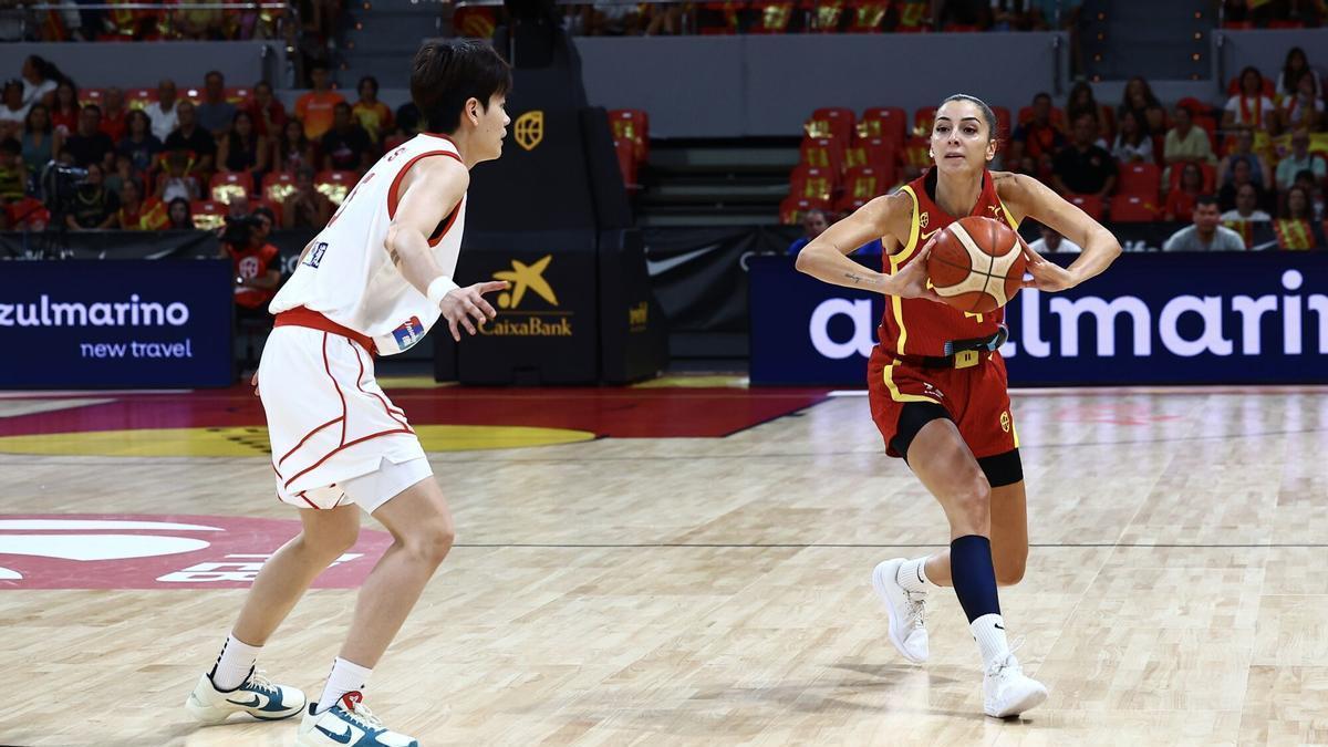 Mariona Ortiz pasa el balón en el España-China (72-71) en el Príncipe Felipe