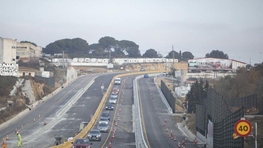 Cotxes fent cua al tram entre obres  de l’N-II entre Tordera i Maçanet de la Selva.  | DAVID APARICIO