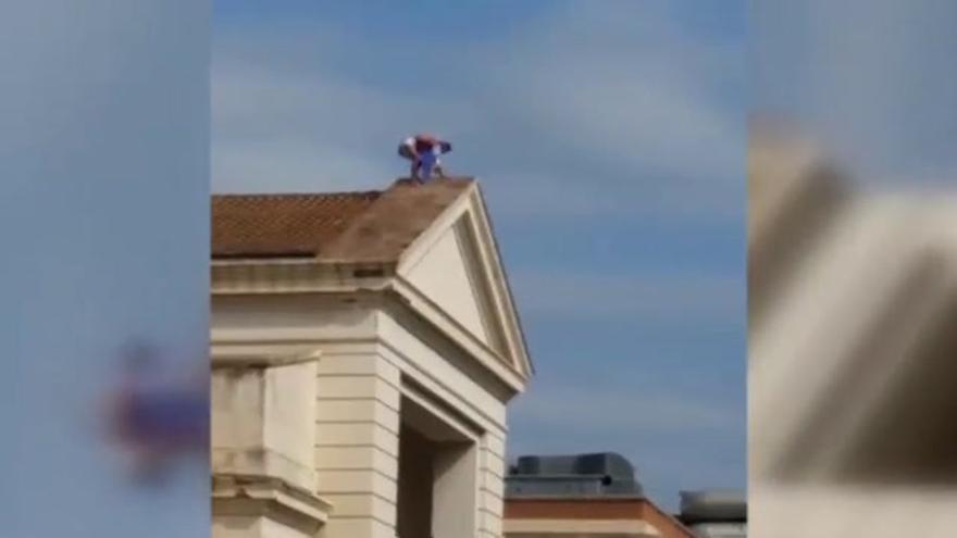 Un hombre trepa hasta el tejado de La Fe para pedir perdón a su novia