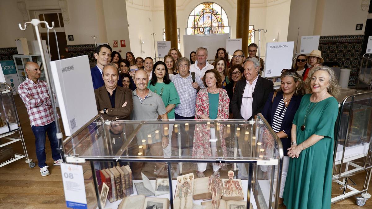 Óscar Veiras, Fernando Alonso y David González junto a los asistentes en la inauguración de la muestra