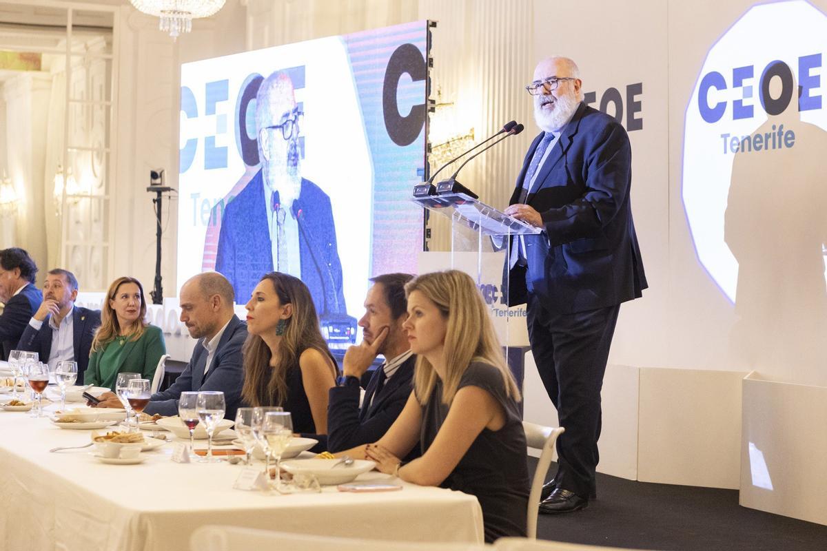 El presidente de CEOE-Tenerife, Pedro Alfonso, se dirige a los asistentes al evento 'Construyendo futuro'.