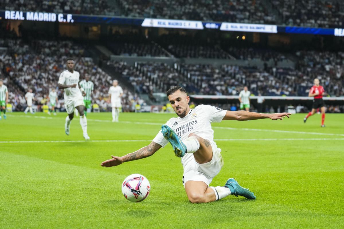 Ceballos se lanza a por un balón en el Santiago Bernabéu