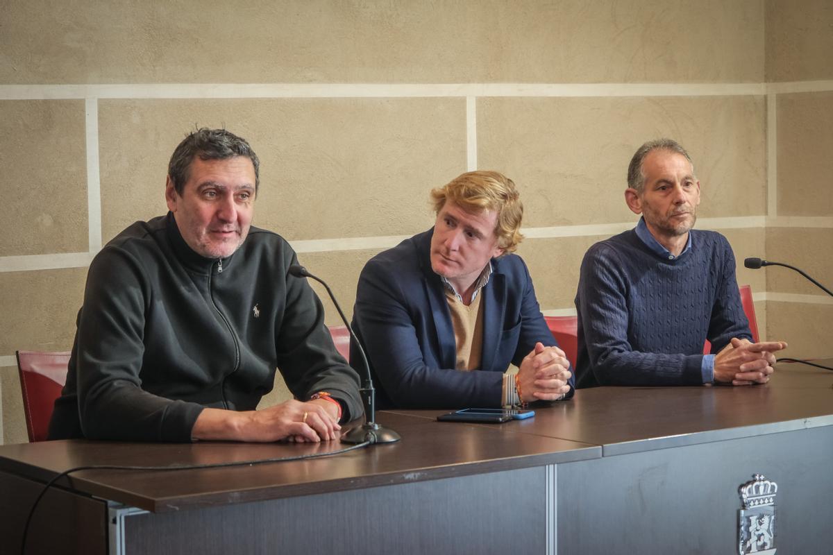 El concejal Juancho Pérez, a la izquierda, en una rueda de prensa con el acalde, Ignacio Gragera.