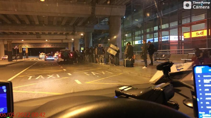 Pasajeros en la cola del taxi de madrugada en el aeropuerto de El Altet