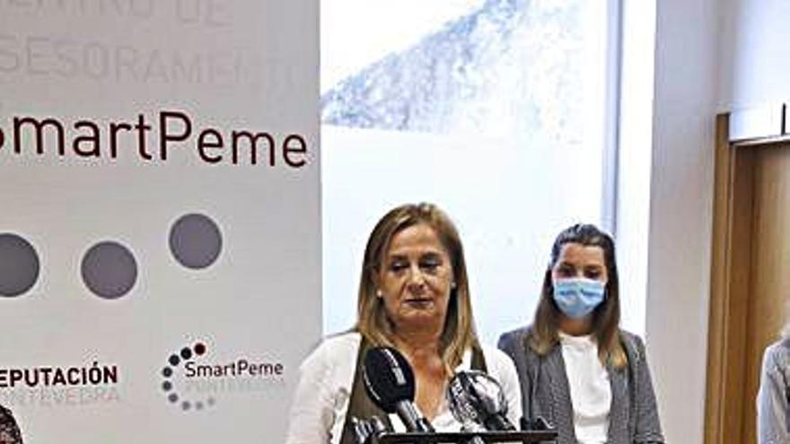 La presidenta de la Diputación, en el punto SmartPeme.   | // ALBA VILLAR