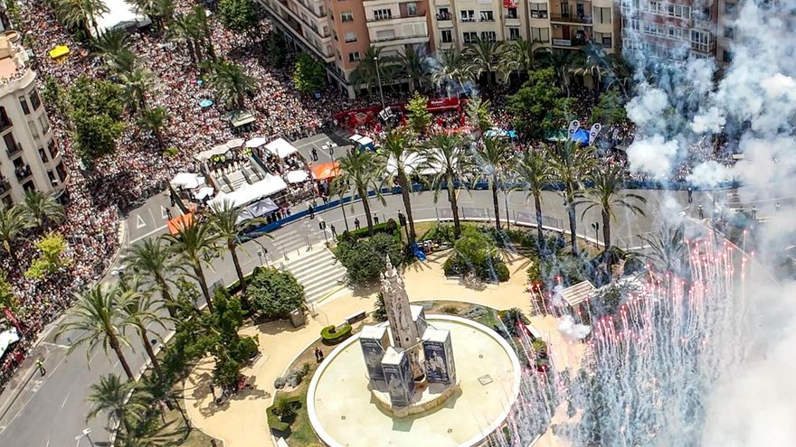 Hasta la bandera: en Alicante no cabe un alfiler en unas Hogueras de récord