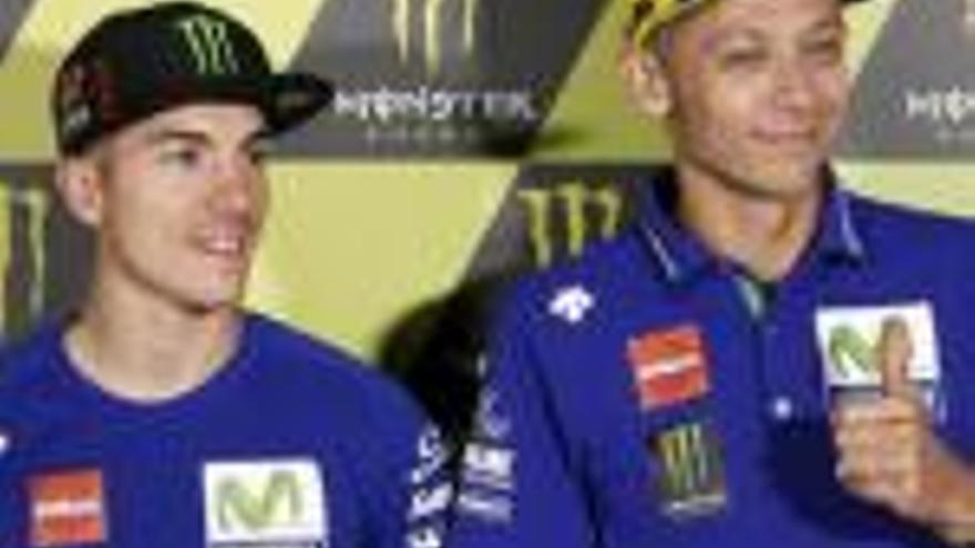 Maverick Viñales i Valentino Rossi, ahir a Montmeló.