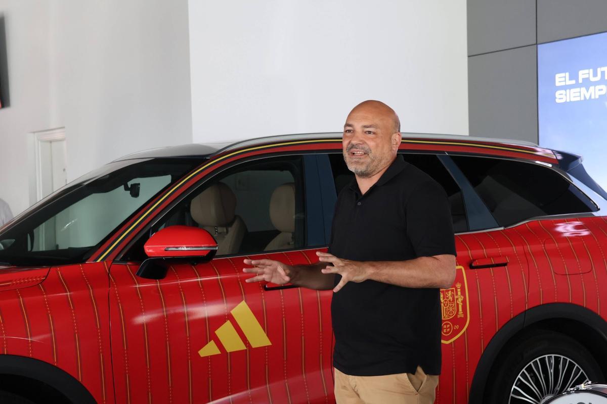 Raúl Orejas presenta el coche vinilado especialmente en honor a la Selección Española durante la inauguración de Leomotor