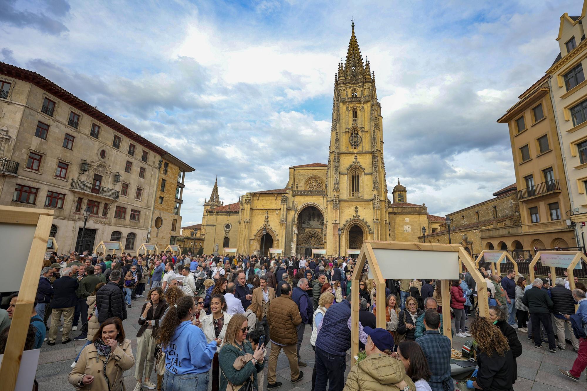 Así fue la cata de marcas asturianas de queso en la plaza de la Catedral 