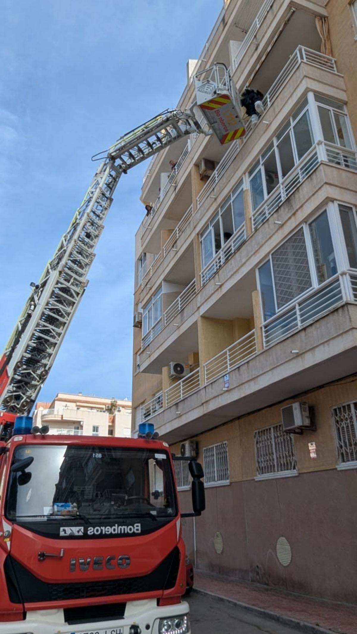 Los bomberos accedieron por una ventana del inmueble