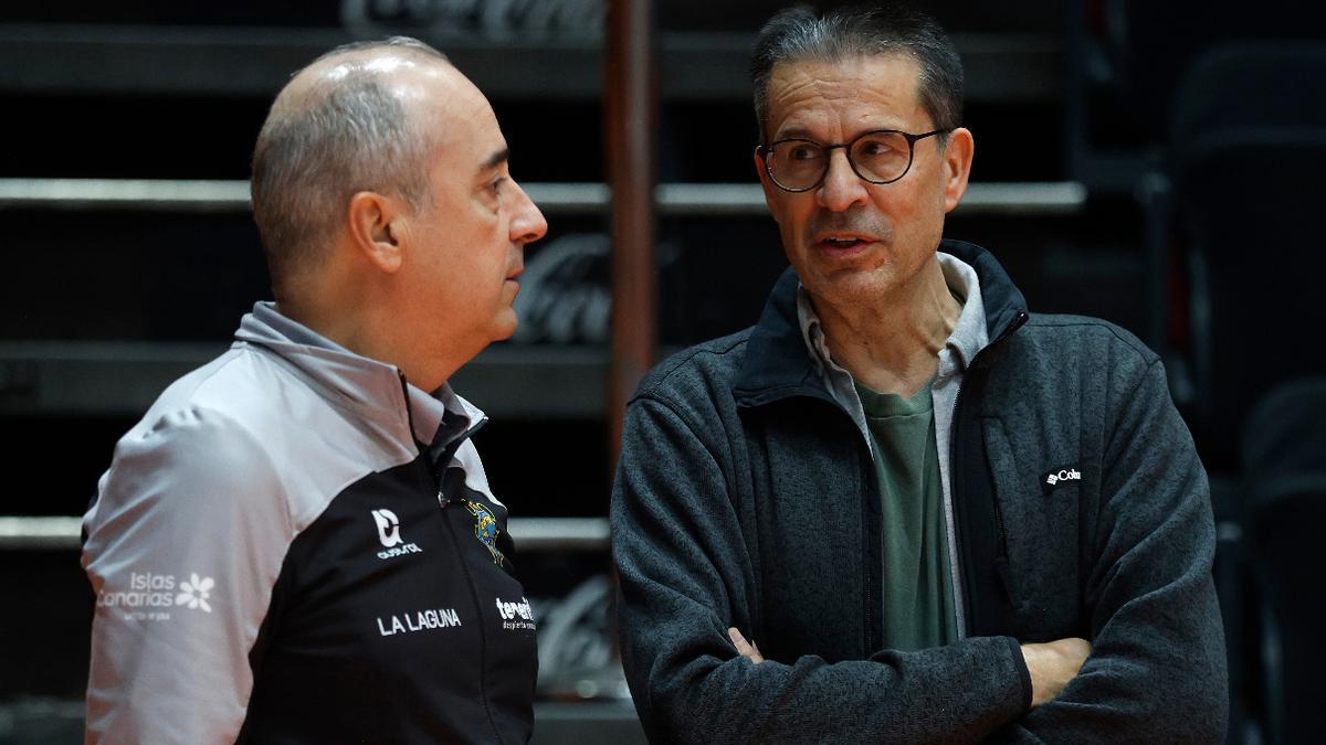 Vidorreta y Martínez dialogan antes del partido de la primera vuelta entre el Valencia y el Canarias