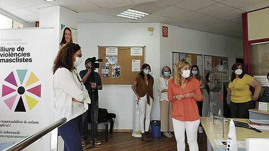 Cladera (a la izquierda) ayer en su visita al Centrede la Dona.