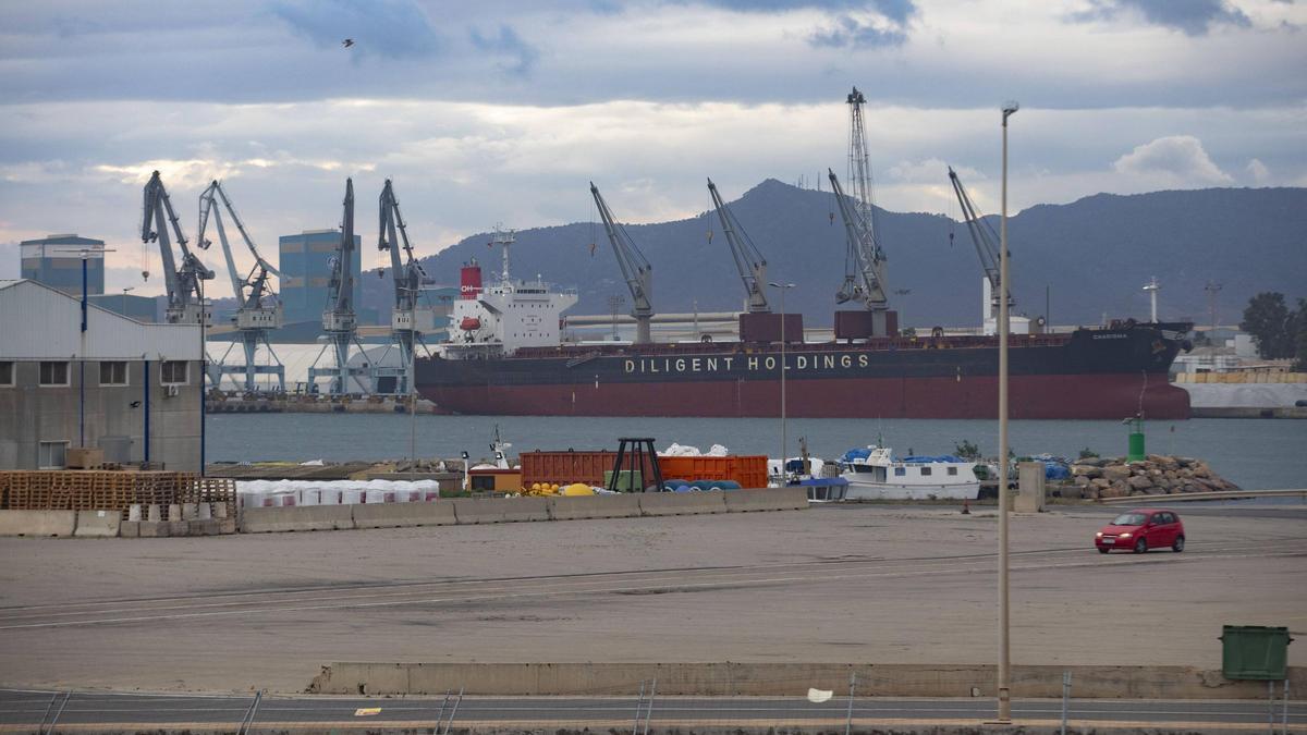 Vista del puerto comercial de Sagunt.