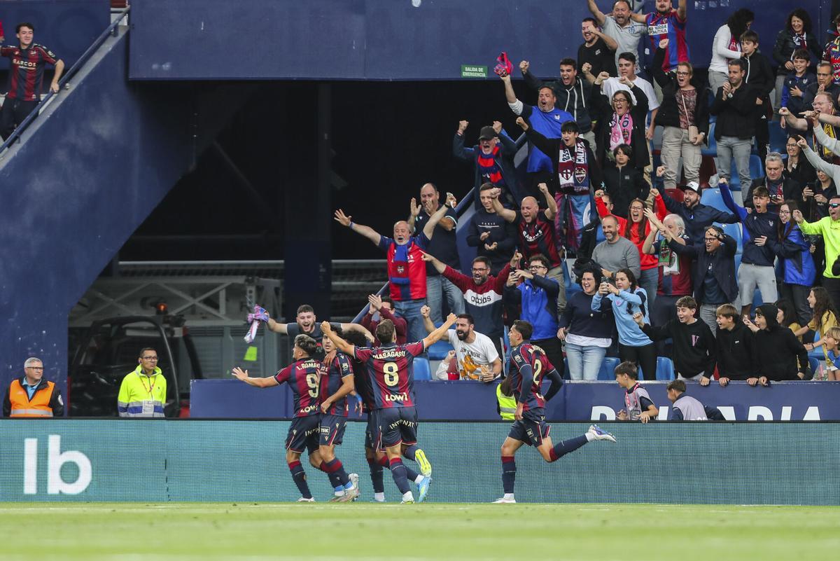 Iván Romero celebra un gol con sus compañeros durante el partido de LaLiga EA Sports, disputado entre el Levante UD y el Sevilla FC en el estadio Ciutat de Valencia