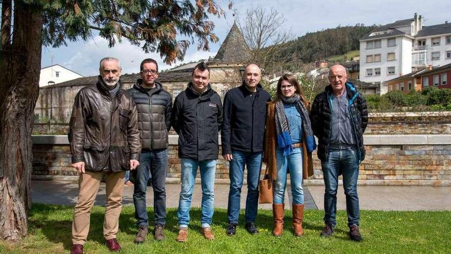 Luis Fega, José Antonio Pasarón, Abel Pérez, Luis Felipe Fernández, Natalia Riego y José Antonio Fernández posan en el parque de Vegadeo.