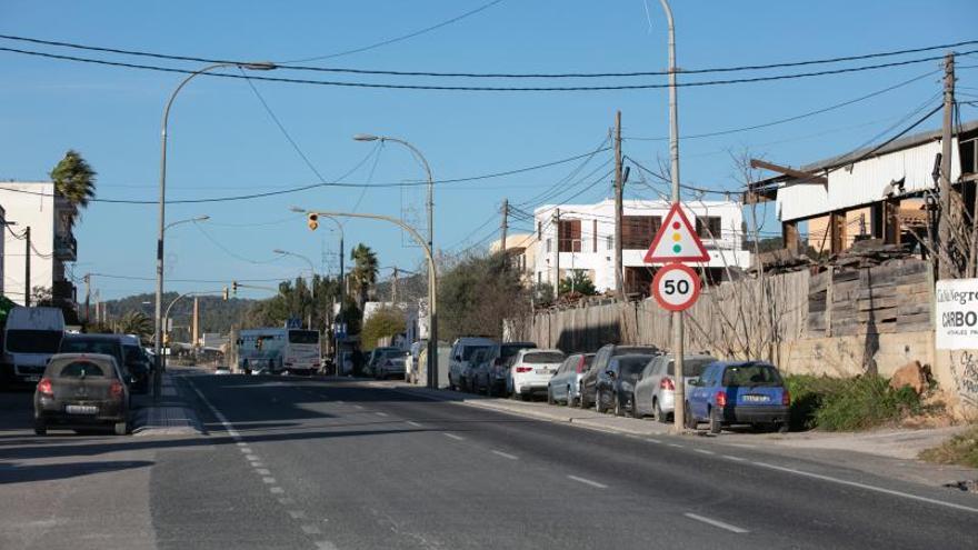 La travesía de Ca na Negreta con el desorden de vehículos estacionados en los márgenes. | VICENT MARÍ