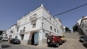 El edificio en cuya segunda planta estaba la vivienda en la que hacinaban a los futbolistas explotados en Prado del Rey (Cádiz). En la azotea a veces entrenaban los cautivos durante el confinamiento.