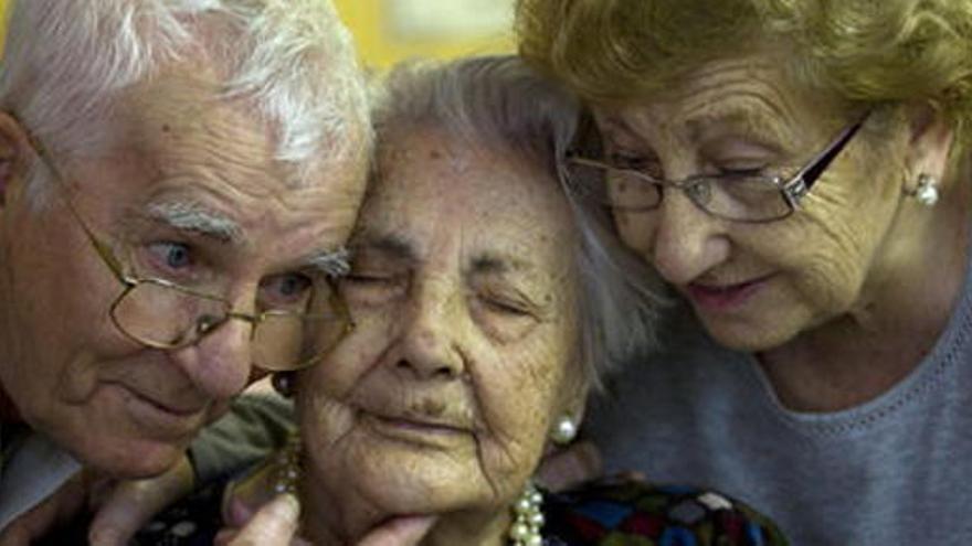 Ana Vela, en el centro de la fotografía, cumple 115 años.