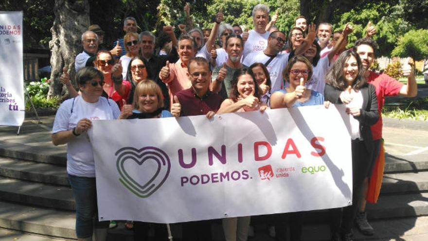 El buen ambiente reinó en la foto de familia de Unidas Podemos en la Weyler.