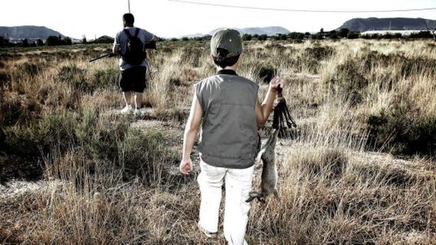 Aficionados practicando la caza del conejo en un paraje de Agost, en la comarca de l&#039;Alacantí, en una imagen de archivo.