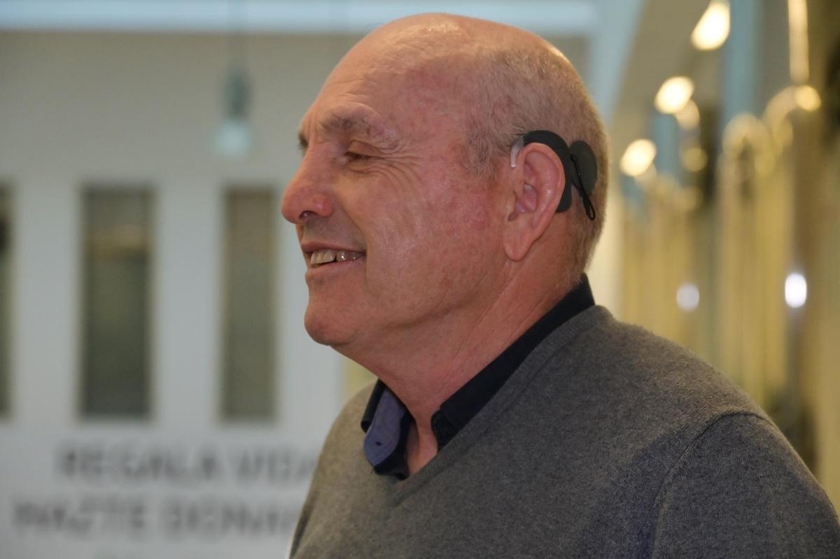 Manuel mostrando su implante coclear