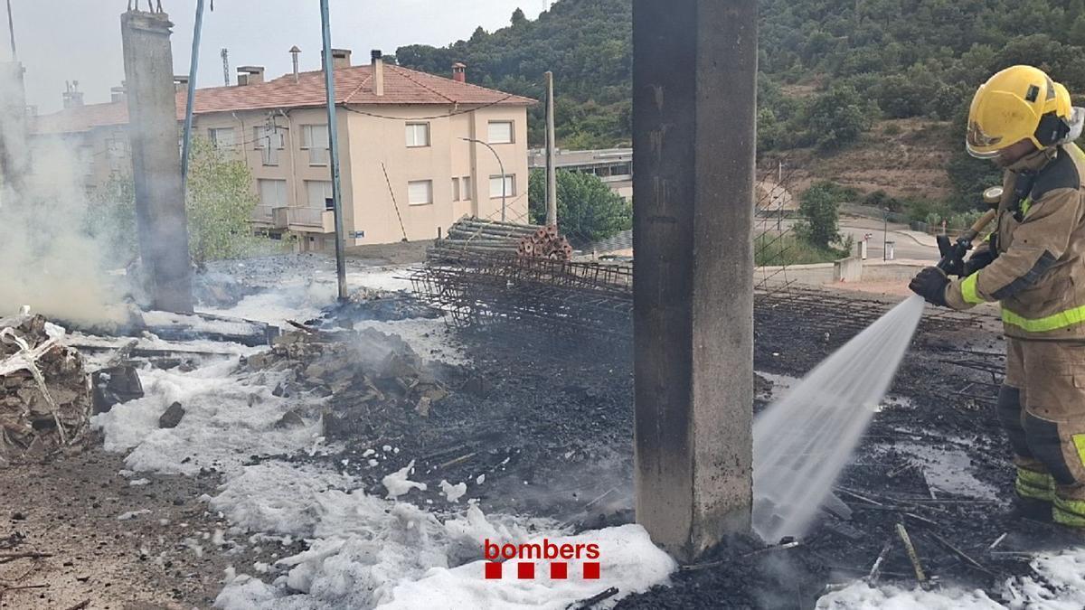 Els Bombers treballant en l'extinció del foc a Puig-Reig