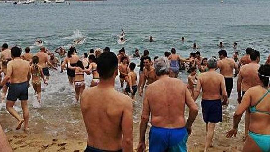 Uns 300 participants al primer bany de temporada a Palamós
