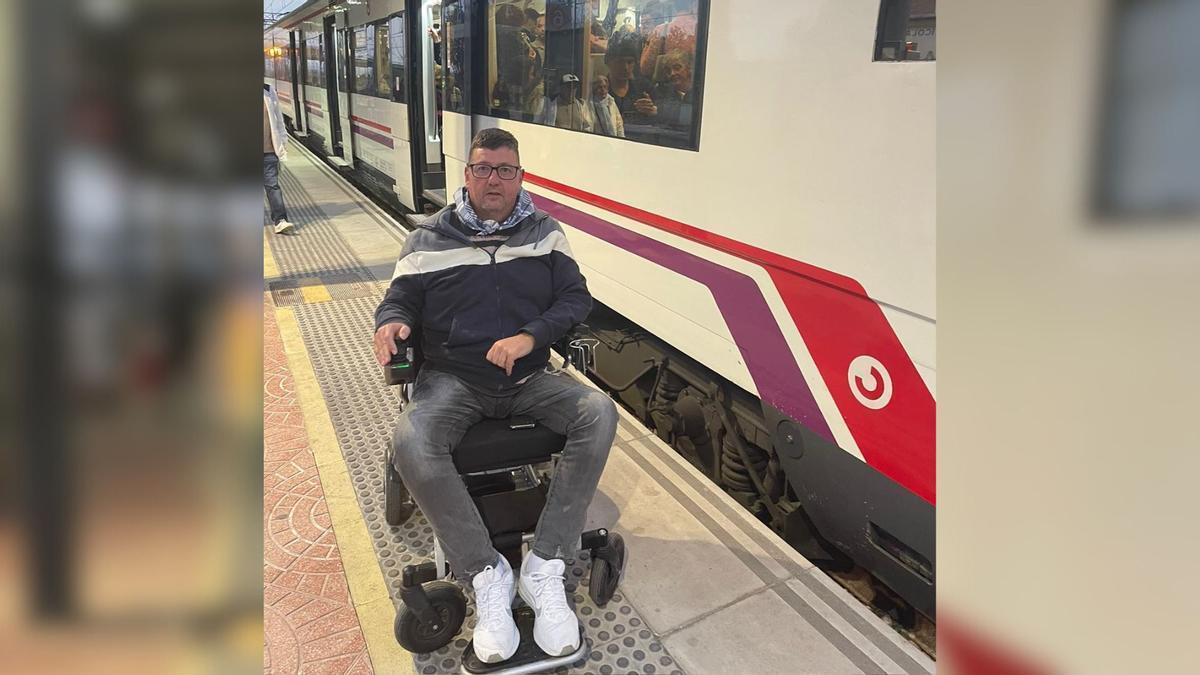 José, un hombre de Sagunto al lado del tren al que no puede acceder para ver la mascletá.