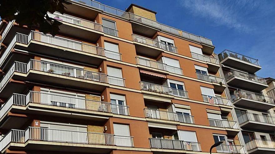 Bloc de pisos al passeig de la Pau de Berga, ahir