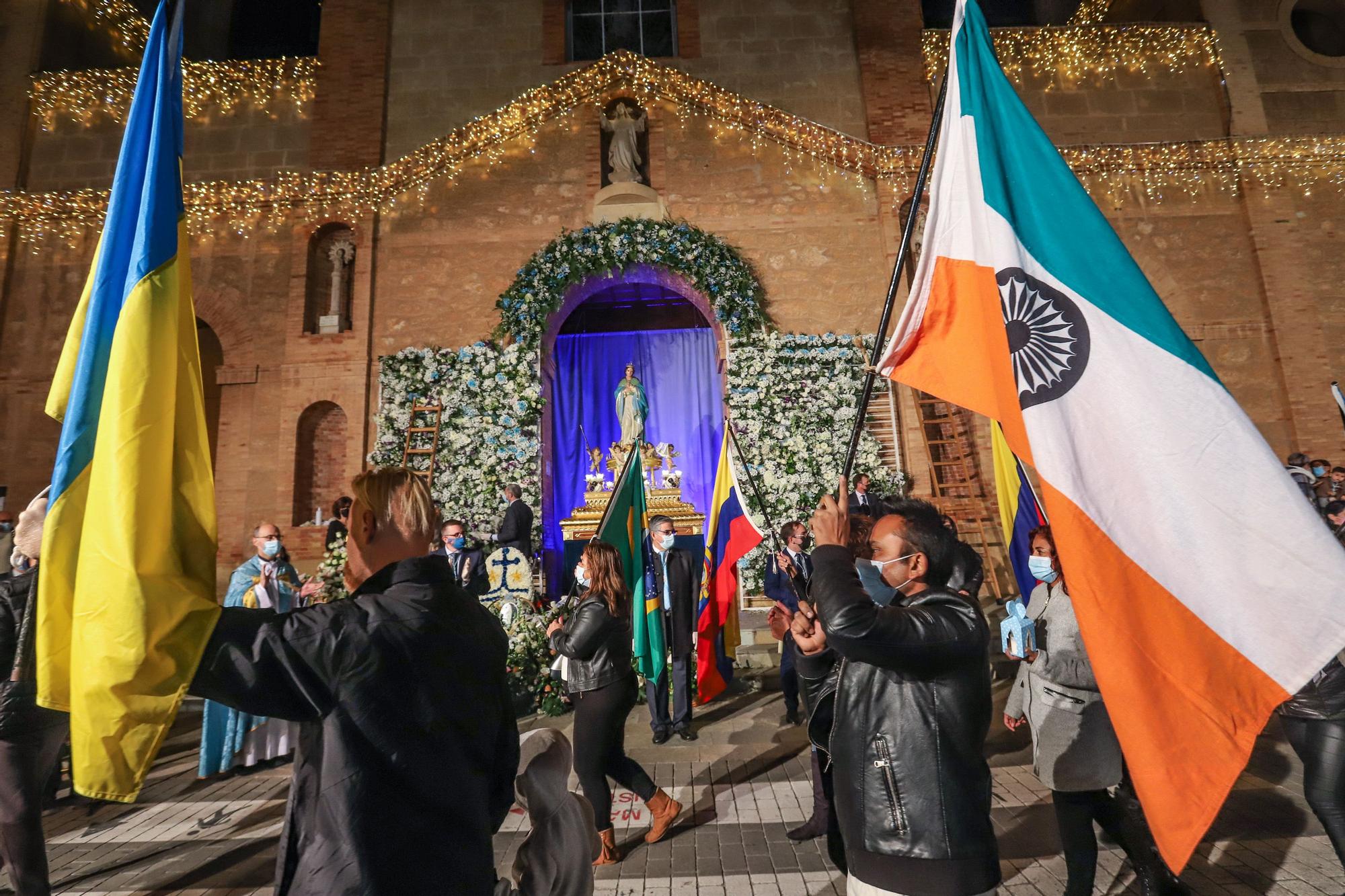 Torrevieja rinde homenaje a su patrona con una ofrenda floral