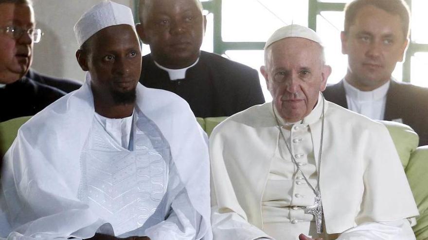 El imán Tidiani Moussa Naibi, con el Papa Francisco.