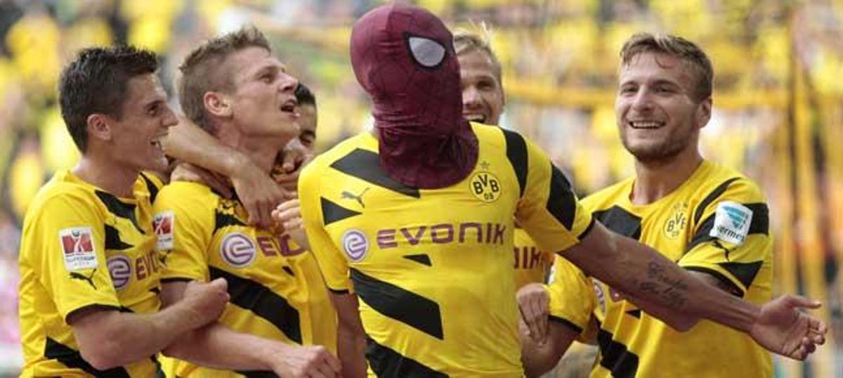 Aubameyang celebra su gol con una máscara de Spiderman.