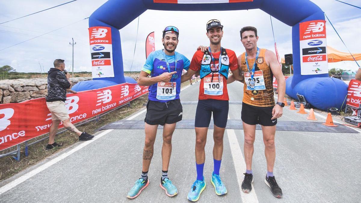 Aritz Rodríguez, en el centro de la imagen, lidera el trío de primeros clasificados en la 21K de la Formentera Trail.