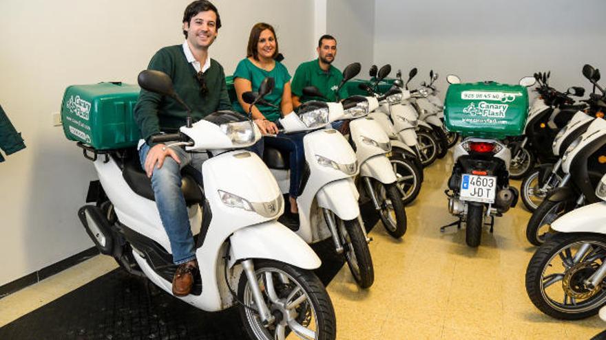 En primer término, los fundadores de Canary Flash, Luis Hernáiz y Vanessa de Blas.