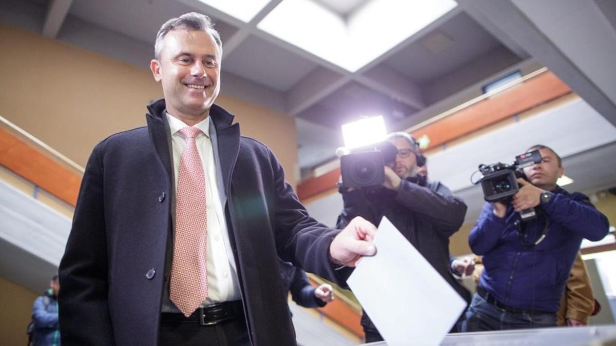 Norbert Hofer deposita su voto en un centro electoral en Pinkafeld (Austria), este domingo.