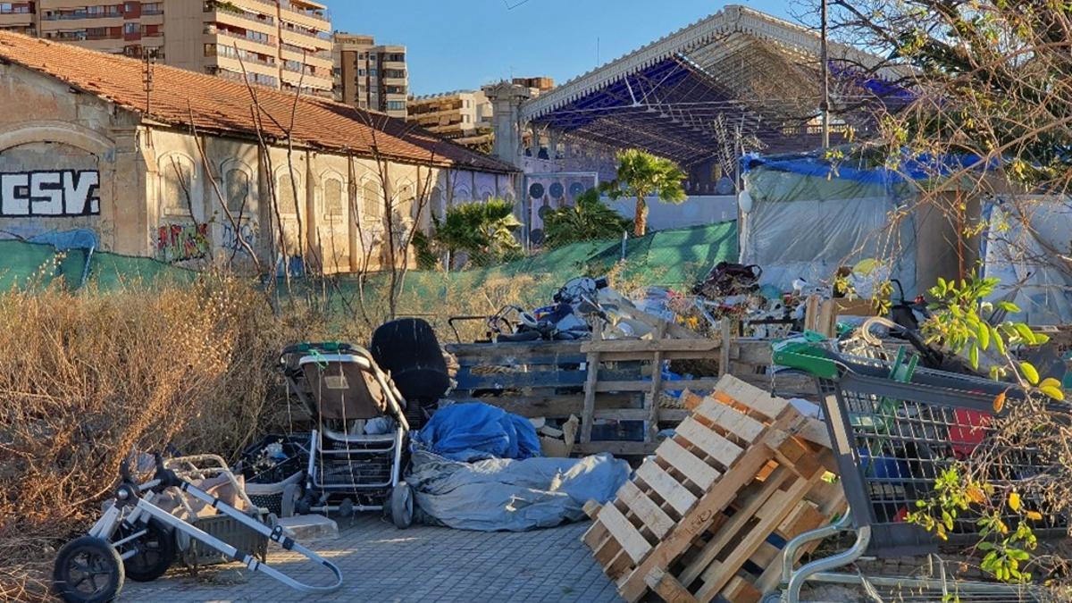 Una zona de escombros frente en los alrededores de Casa Mediterráneo.