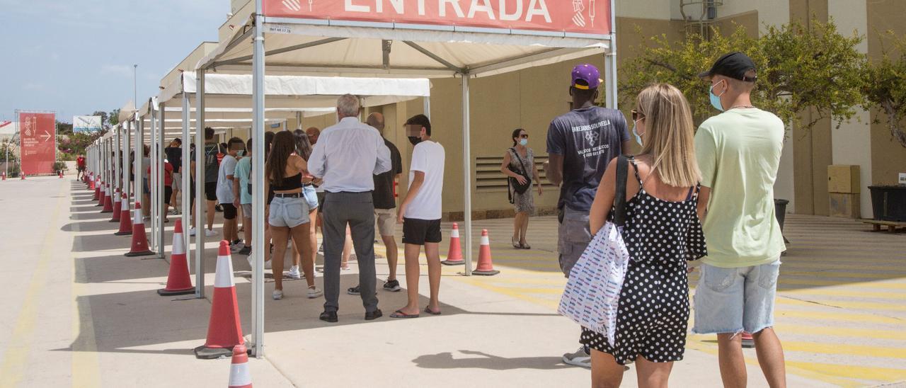 Cola de espera ante el &quot;vacunódromo&quot; de Ciudad de la Luz, en Alicante.