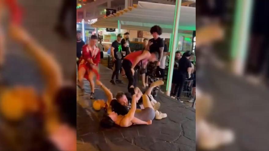 Lucha libre en Las Verónicas: el divertido show en una calle de Tenerife digno de Ilia Topuria