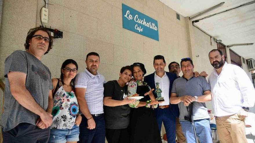 Las ganadoras recogen el premio en presencia del alcalde, concejales y jurado. // Fdv