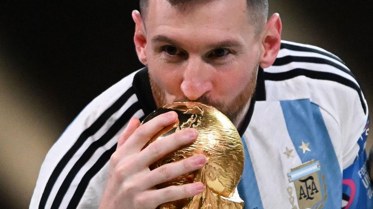 Messi besa el trofeo de la Copa Mundial de la FIFA, durante la ceremonia de entrega de trofeos después de que Argentina ganara la final de la Copa Mundial de Qatar 2022 entre Argentina y Francia en el estadio Lusail.