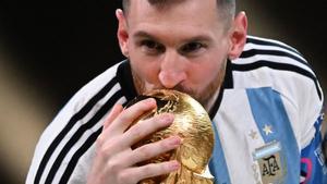 Messi besa el trofeo de la Copa Mundial de la FIFA, durante la ceremonia de entrega de trofeos después de que Argentina ganara la final de la Copa Mundial de Qatar 2022 entre Argentina y Francia en el estadio Lusail.