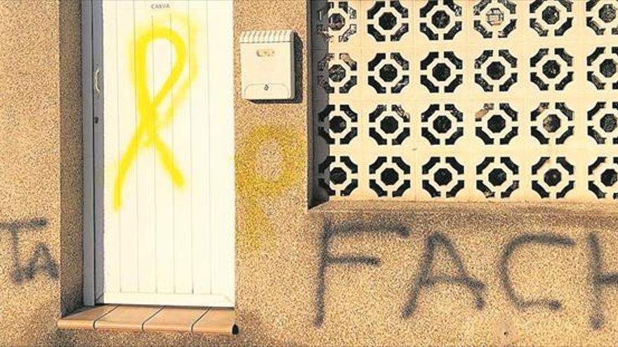 Insultan a Carrasco con pintadas y lazos amarillos en su domicilio