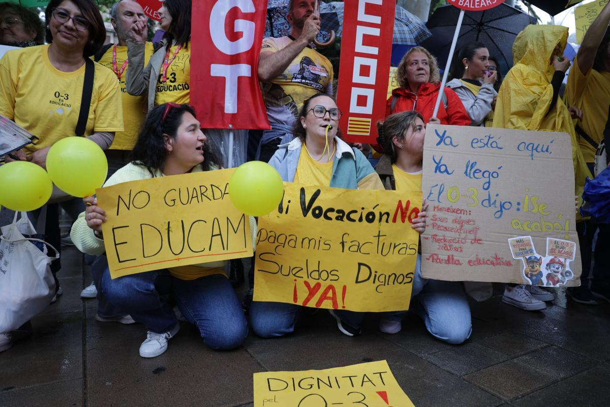 Concentración de las educadoras de las escoletes 0-3 en Palma Concentración de las educadoras de las escoletes 0-3 en Palma