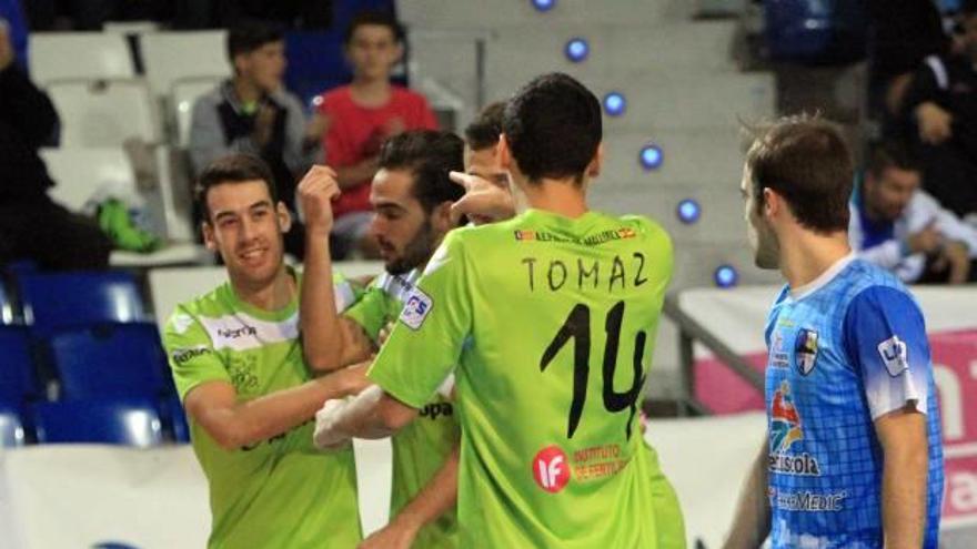 Los jugadores del Palma celebran uno de los ocho goles.