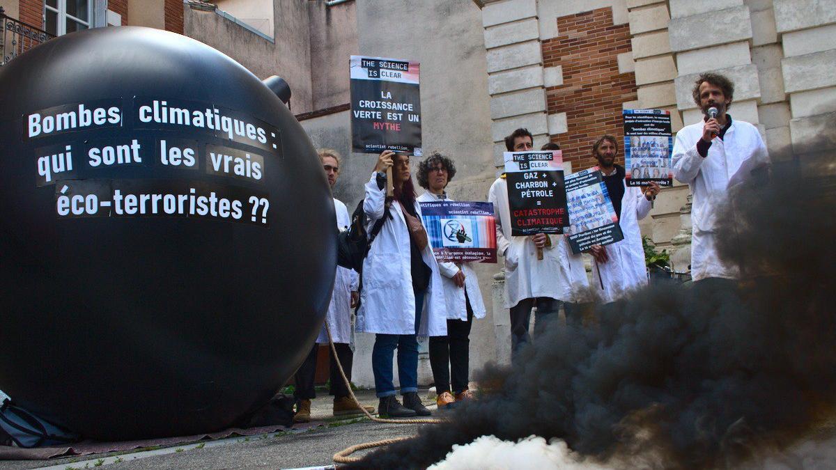 Científicos franceses manifestándose el 10 de mayo  contra BNP Paribas, el banco más grande de Francia, por invertir en los proyectos de bombas de carbono de Total Energies.