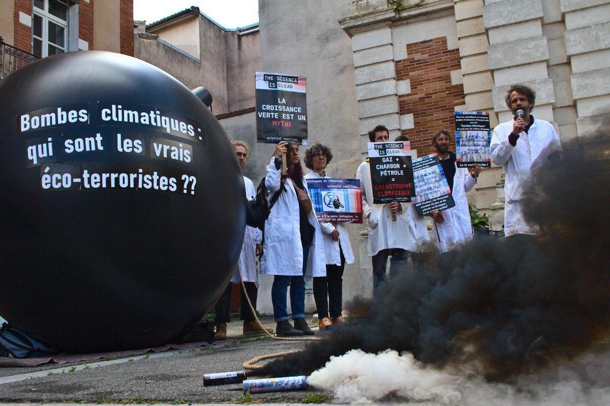 Científicos franceses manifestándose el 10 de mayo  contra BNP Paribas, el banco más grande de Francia, por invertir en los proyectos de bombas de carbono de Total Energies.