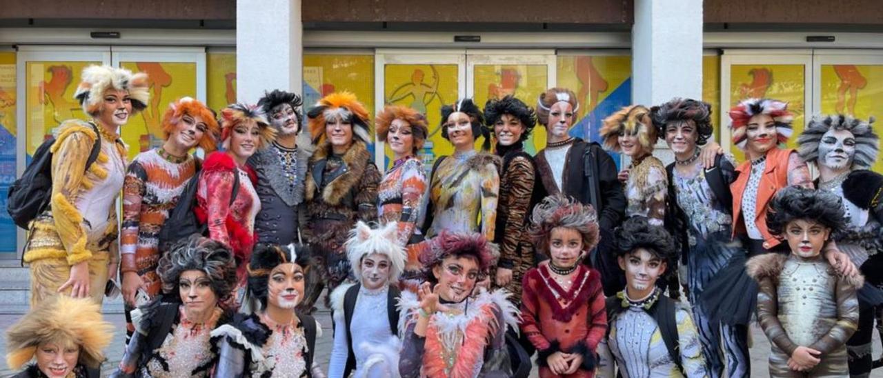Las DVP Dancers, en Madrid, ataviadas con los disfraces que lucirán en su actuación.  | D.V.P.