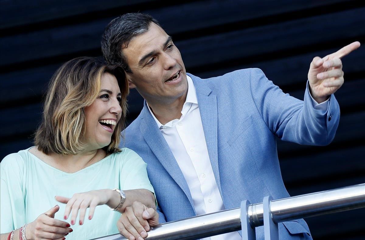 El secretario general del PSOE y presidente del Gobierno en funciones, Pedro Sánchez, junto a la secretaria general del PSOE andaluz, Susana Díaz, momentos antes del acto electoral celebrado hoy en el pabellón de la Navegación de Sevilla.